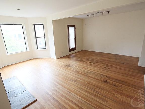 4th image of 920 W Belle Plaine Ave #Three_west