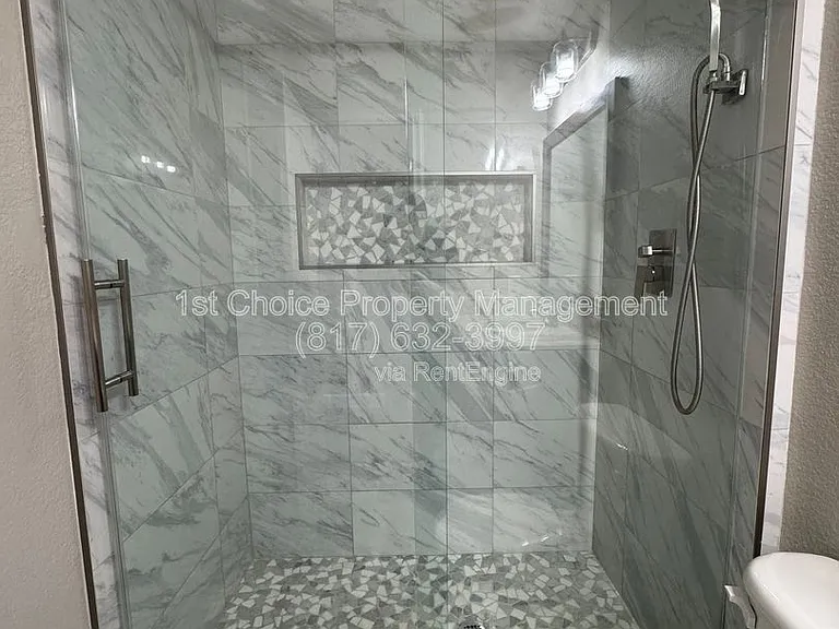 304 E Clover Park Dr — Photo 7
