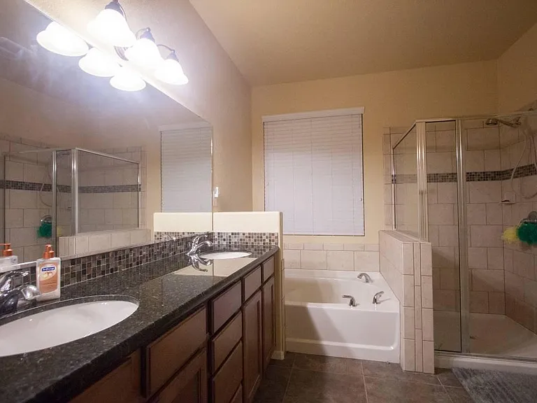 Bathroom, HIs/Her Sink, Tub