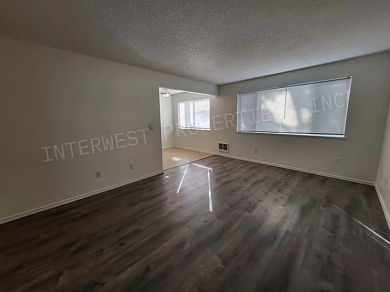 4700 Falls View Ave — Photo 11