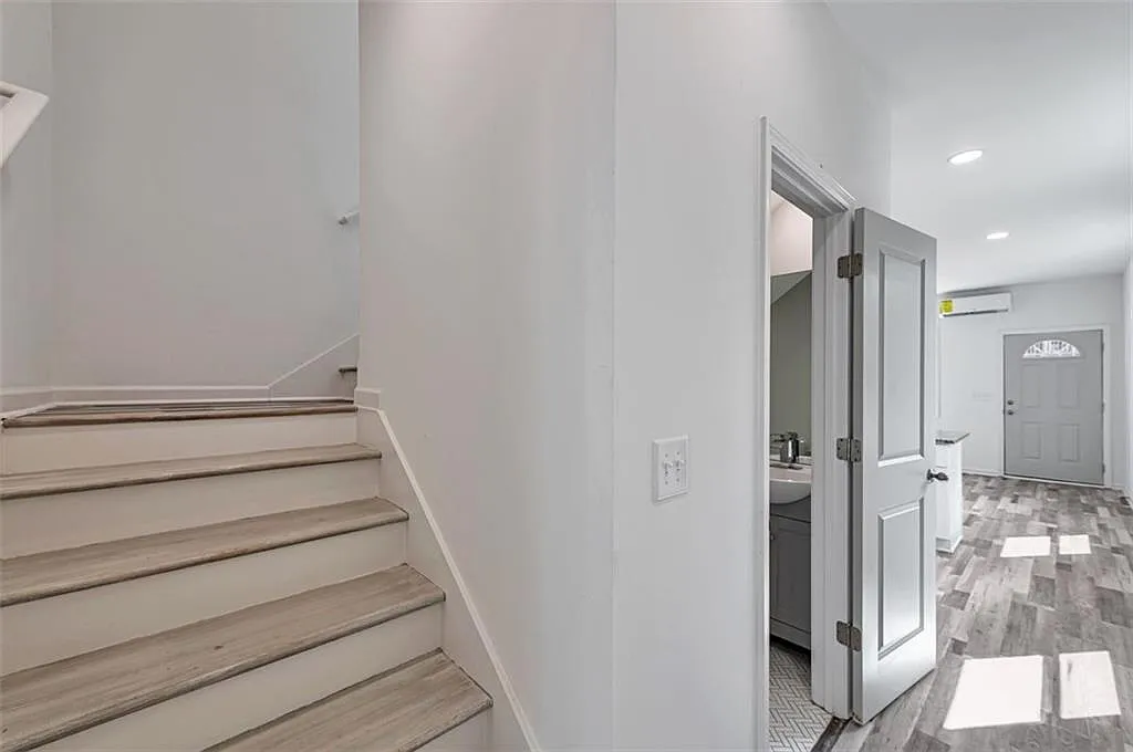 3 bed, 1.5 bath, 1050 sqft, $2,300 — Photo 4