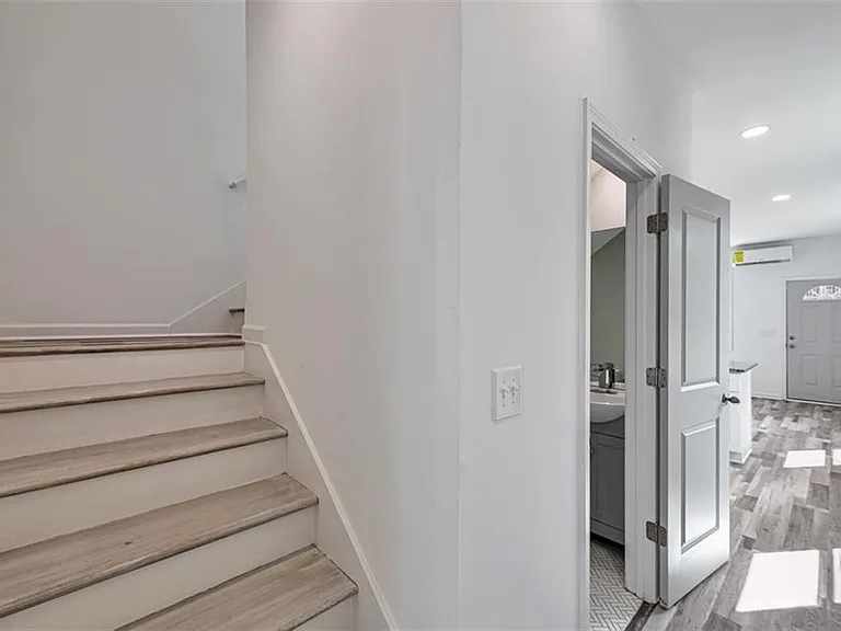 837 Smith St SW #A — Photo 4