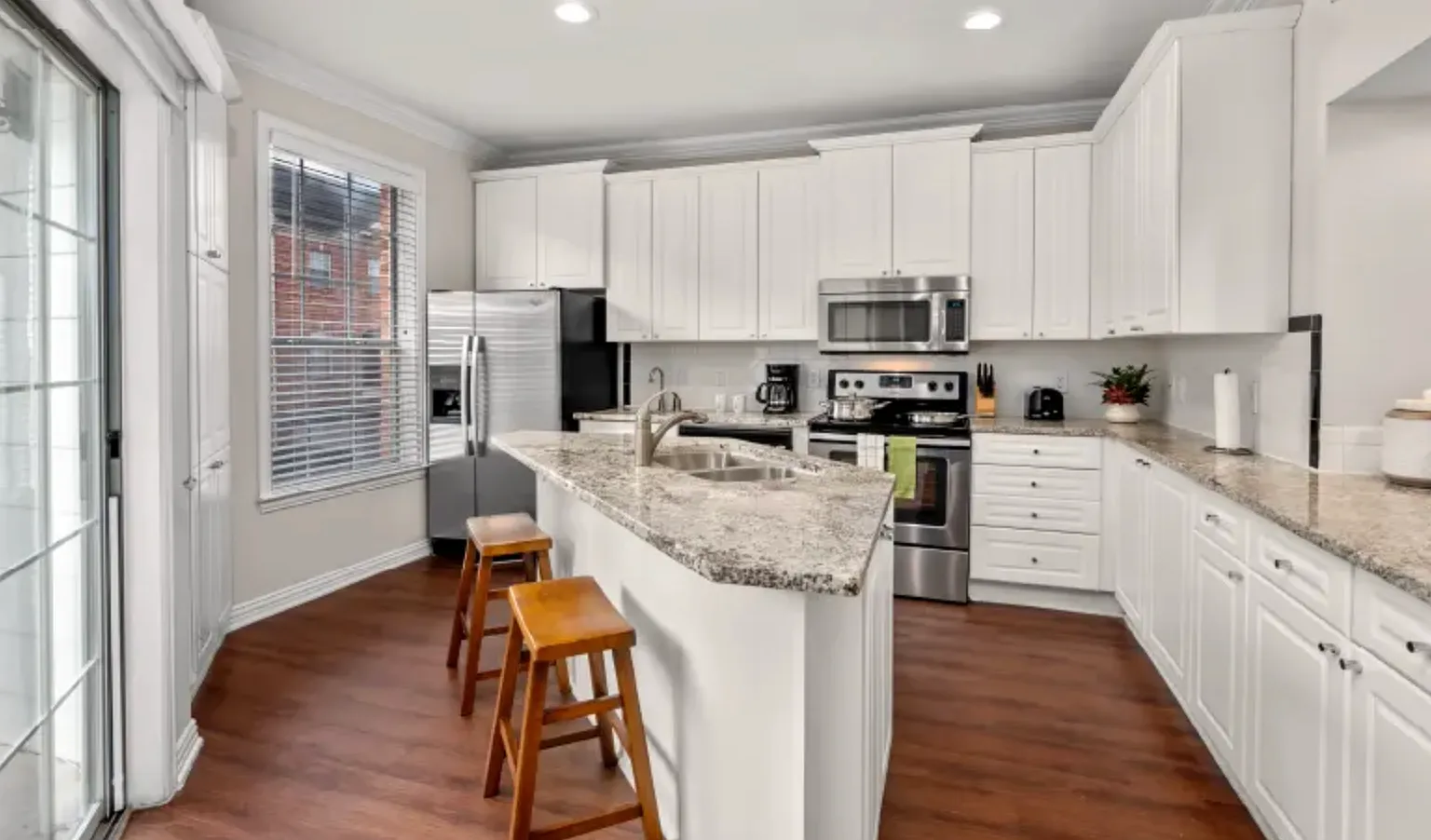 2 bed, 2.5 bath, 1724 sqft, $2,600 — Photo 2