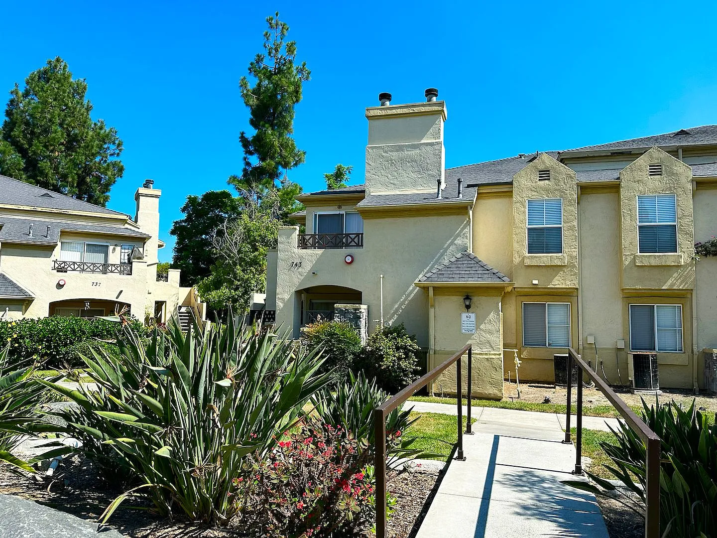 Lovely Spacious Eastlake Condo — Photo 1