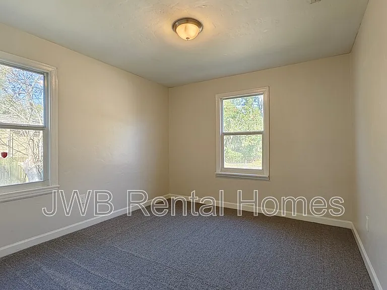 616 E 61st St — Photo 6
