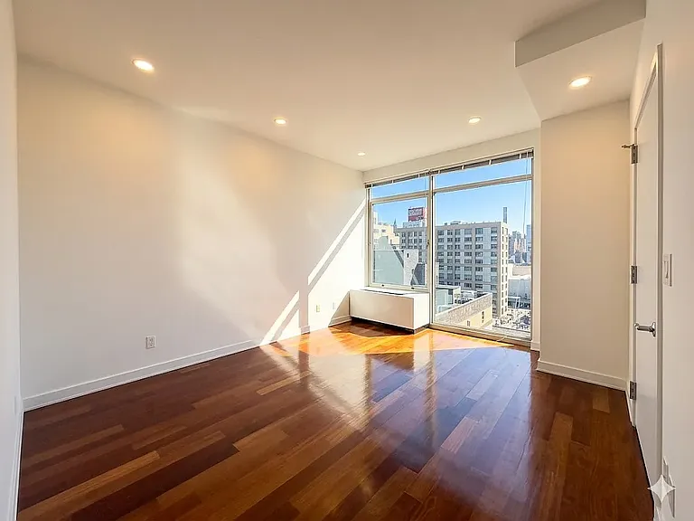 4117 Crescent St #9C — Photo 6