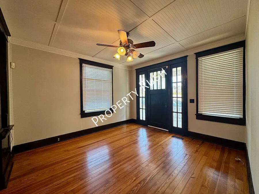 104 E Kent St. - Charming 2 bed/1 bath rental home in North Shore! $1,995/mo. — Photo 3