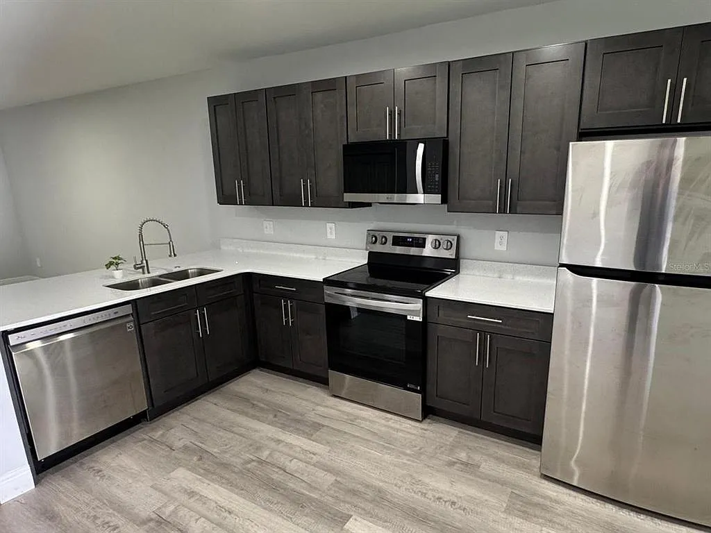3 bed, 2.0 bath, 1162 sqft, $1,647 — Photo 2