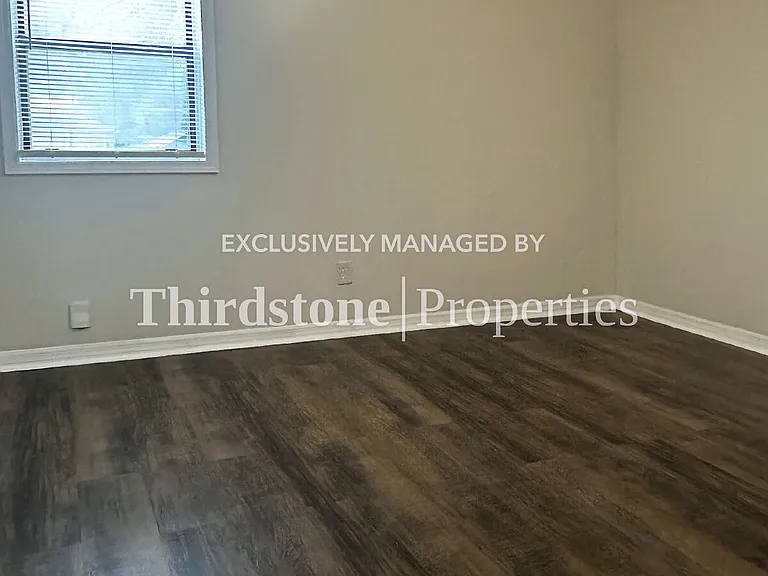 1173 W 27th St — Photo 20
