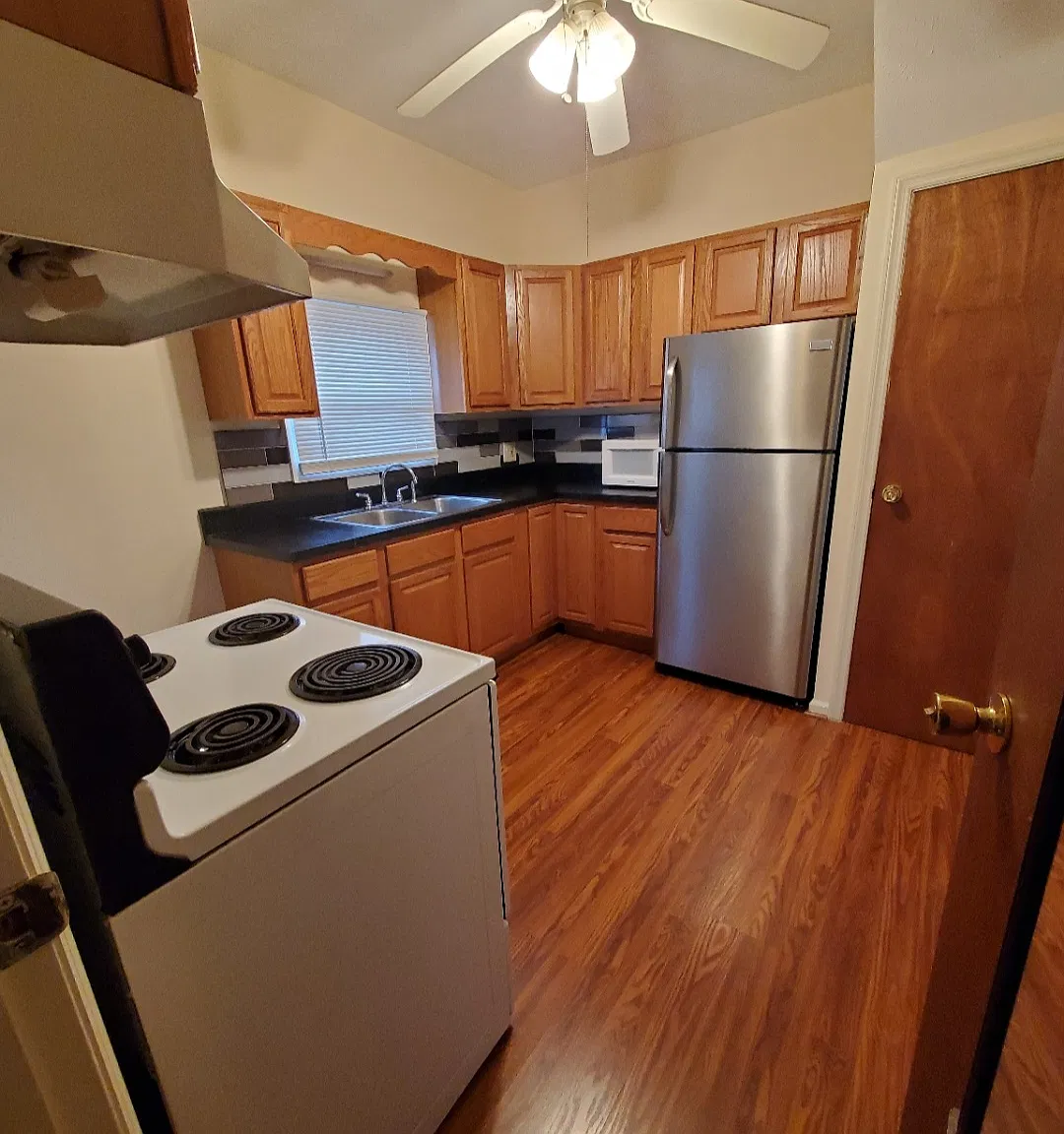 904 Burrstone Rd — Photo 1
