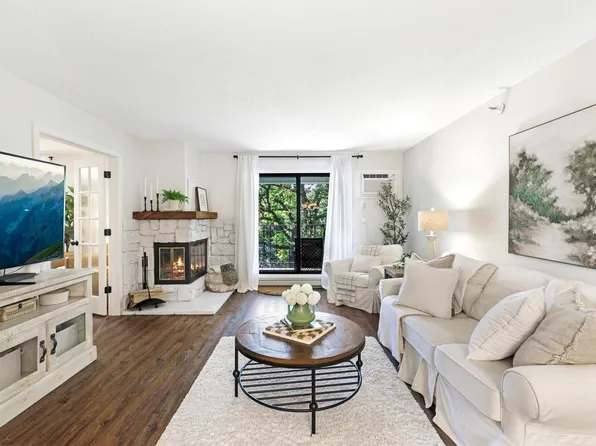 5643 Green Circle Dr APT 310, Minnetonka, MN 55343