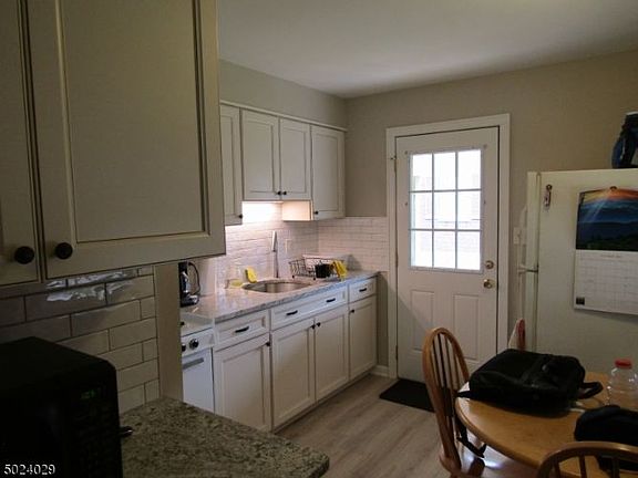 5th image of 909 Hill St