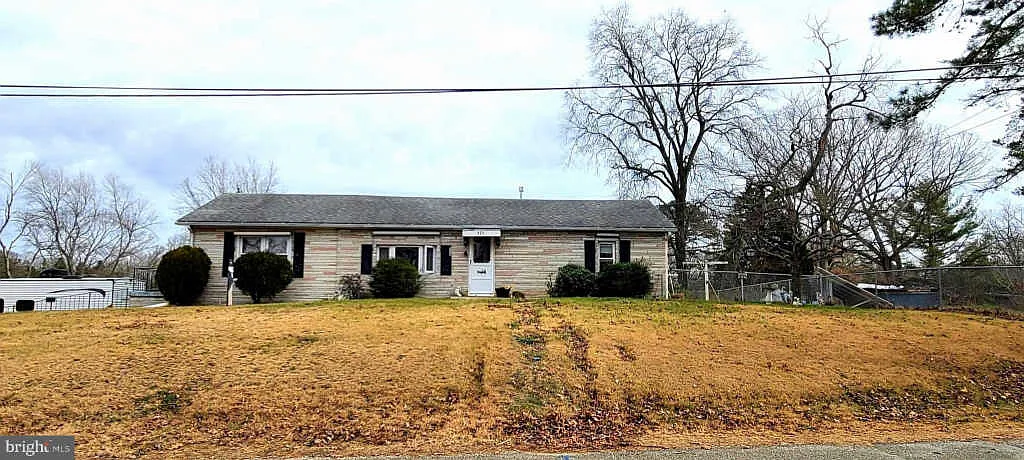 525 Manor Ave photo 1
