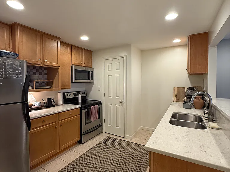 325 W 5th St #3 — Photo 7