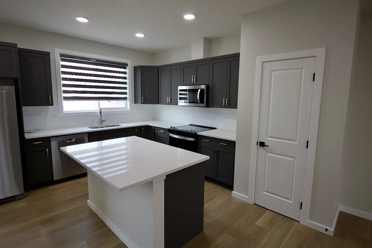 3 Bed 2.5 Bath Duplex Airdrie Alberta — Photo 3