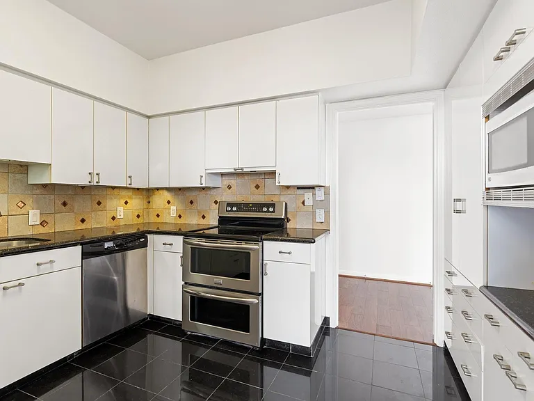 15 Greenway Plz #10G — Photo 23