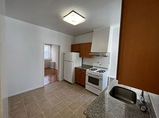 31-25 41st St #2-R, Astoria, NY 11103