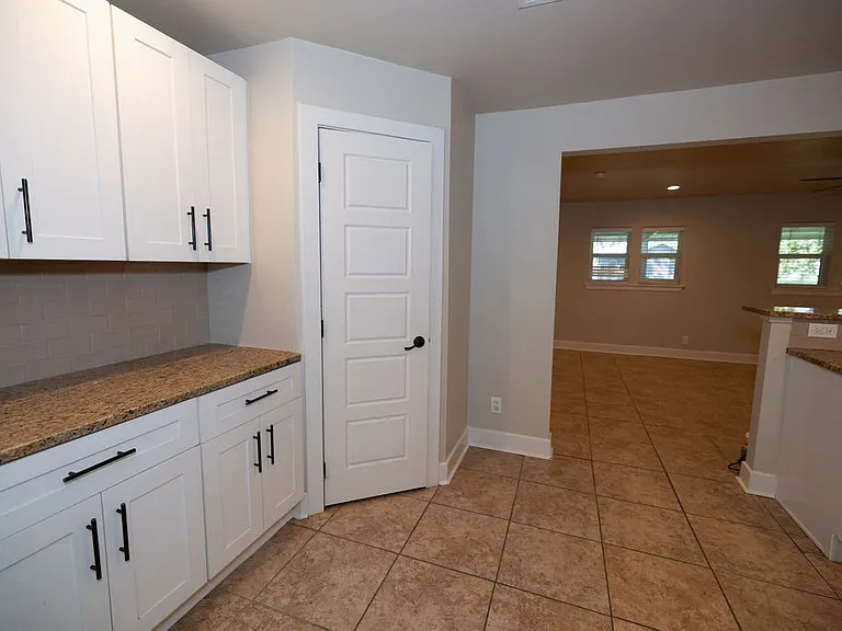 231 N Guilford Dr — Photo 10