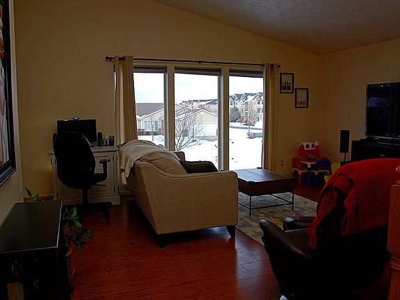4th image of 1427 E Grassland Ct