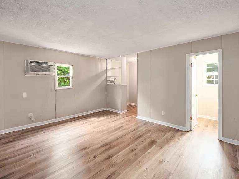 219 Melwood St — Photo 14