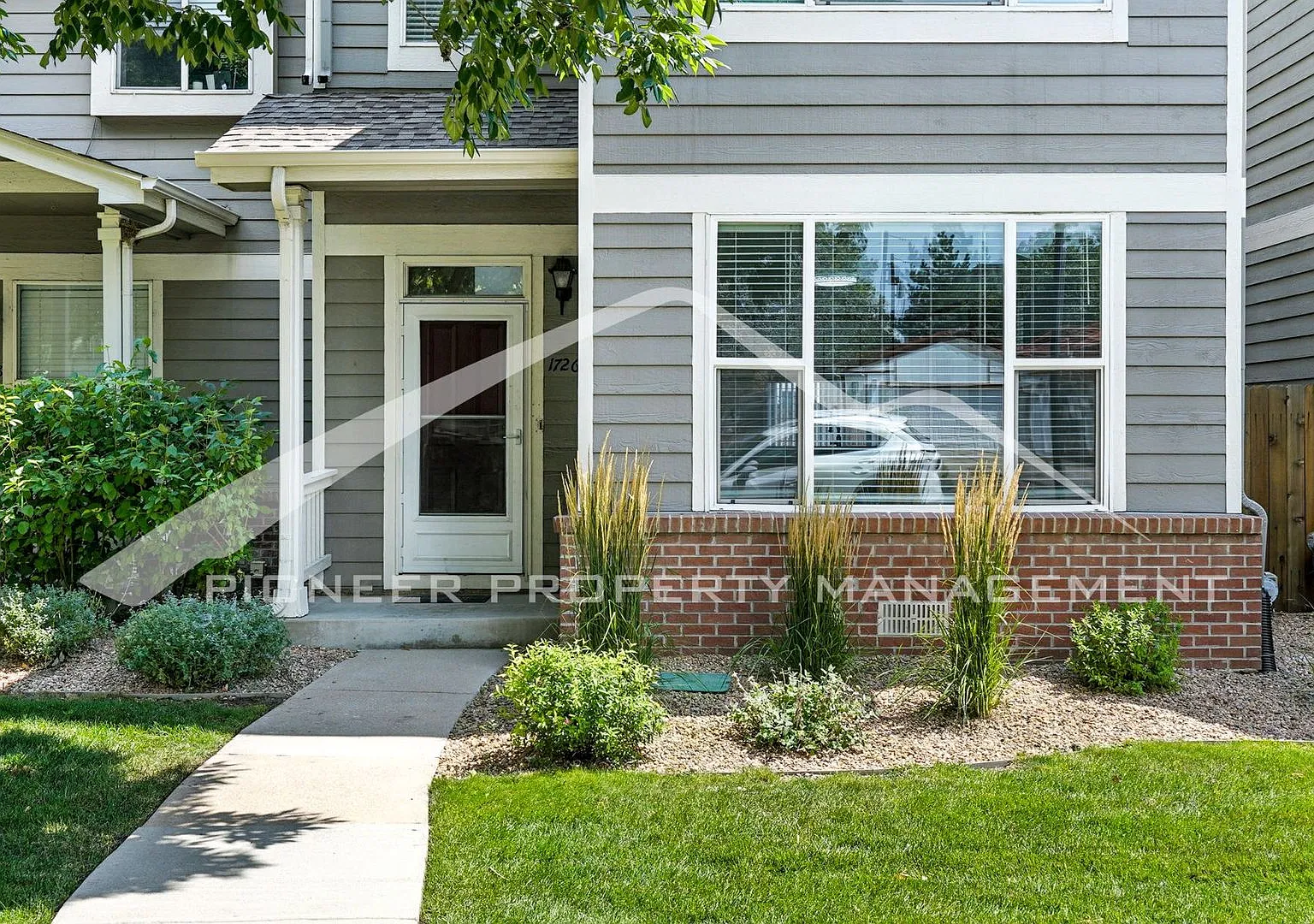 Beautiful Townhome With Garage and Central AC — Photo 2