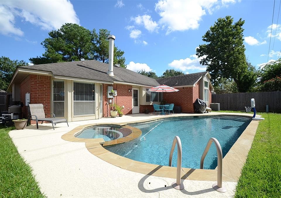 Have fun entertaining family & friends in your Beautiful pool and spa