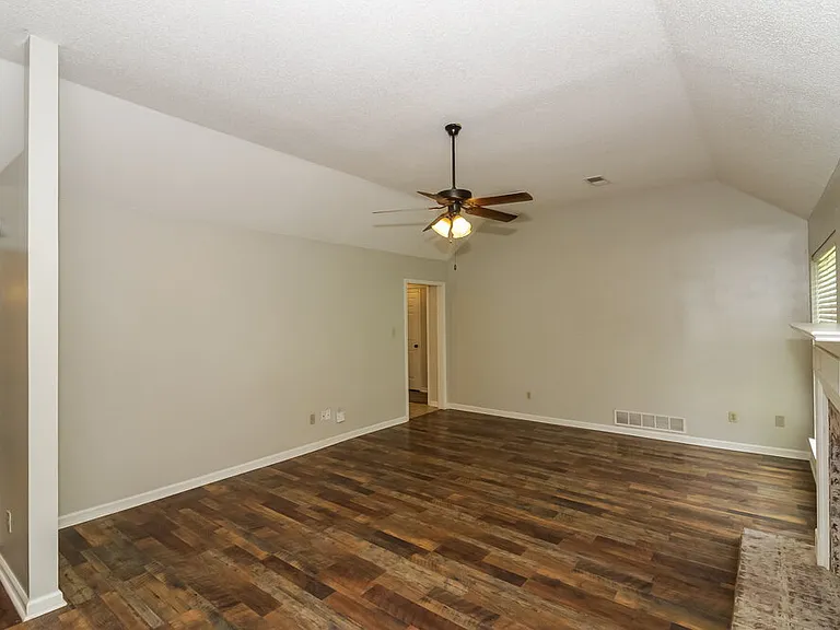 1676 Sandpiper Cv N — Photo 3