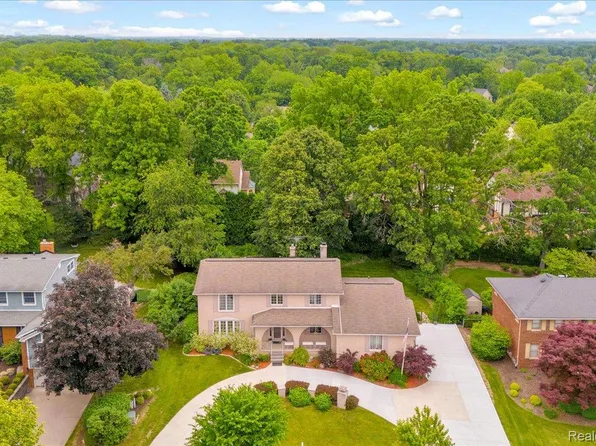 2374 Ridge Dr, Troy, MI 48098