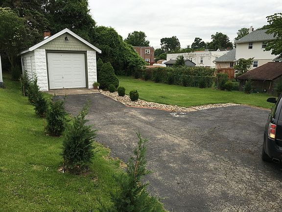 Large back yard w/ garage