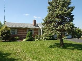 330 Hilltop Dr, Ephrata, PA 17522