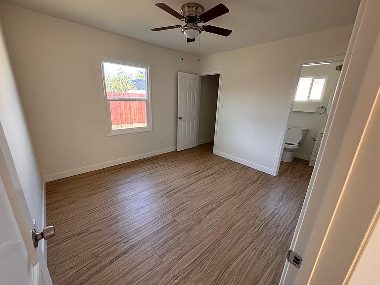 764 W Flora St — Photo 8