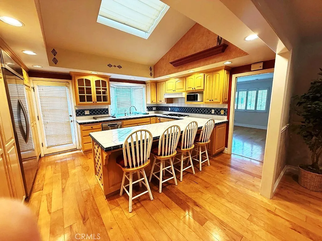 4 bed, 2.0 bath, 1680 sqft, $4,800 — Photo 2