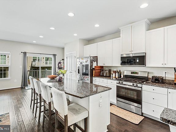 5th image of 212 Streamview Dr