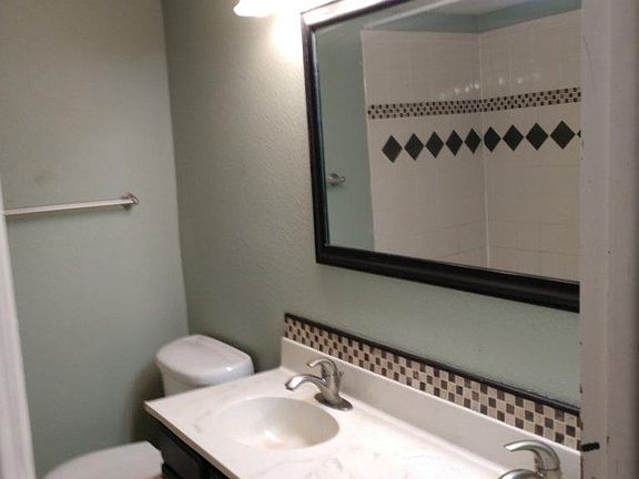 Another upstairs bath picture.