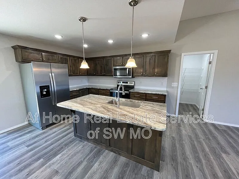 3 bed, 2.0 bath, 1528 sqft, $1,780 — Photo 4