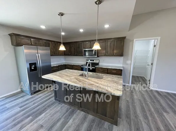 653 S Southgate Dr, Nixa, MO 65714