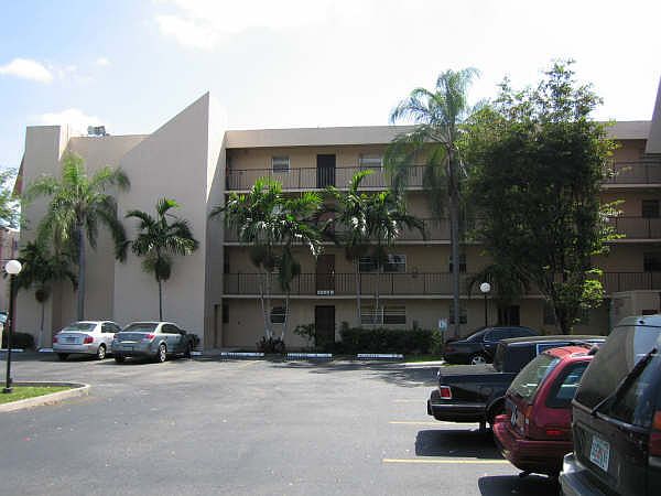 2nd image of 13701 Kendale Lakes Cir APT B-215