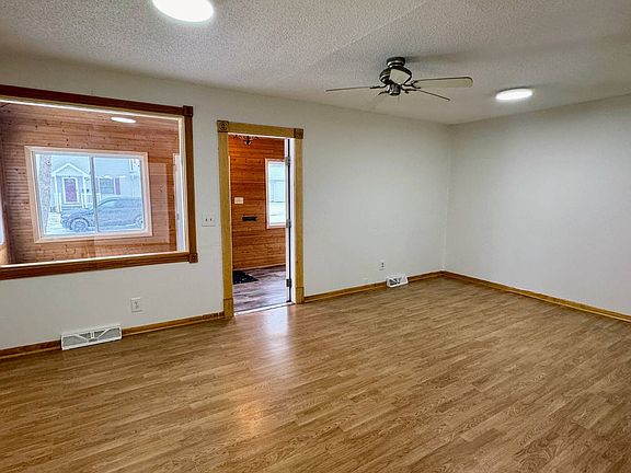 3rd image of 721 8th Ave NE