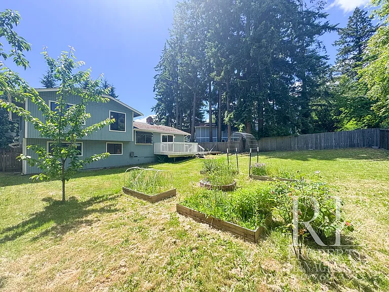 2228 NE Ridgewood Dr — Photo 27