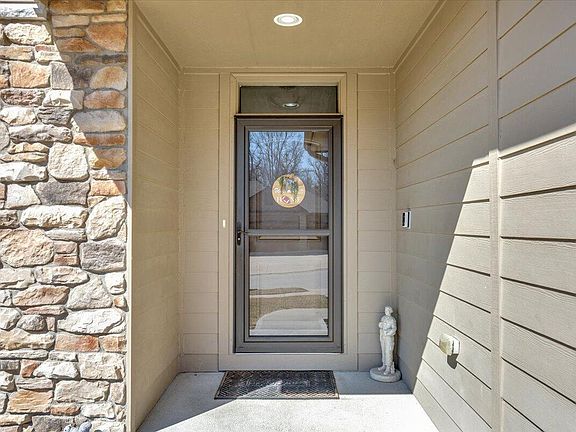 5th image of 24 Kingsridge Dr N