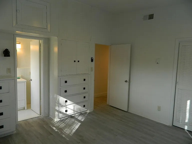 944 Kensington Dr — Photo 11