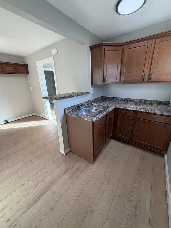 3 bed, 1.0 bath, 987 sqft, $1,585 — Photo 4