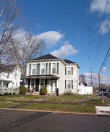 3rd image of 635 E 2nd St