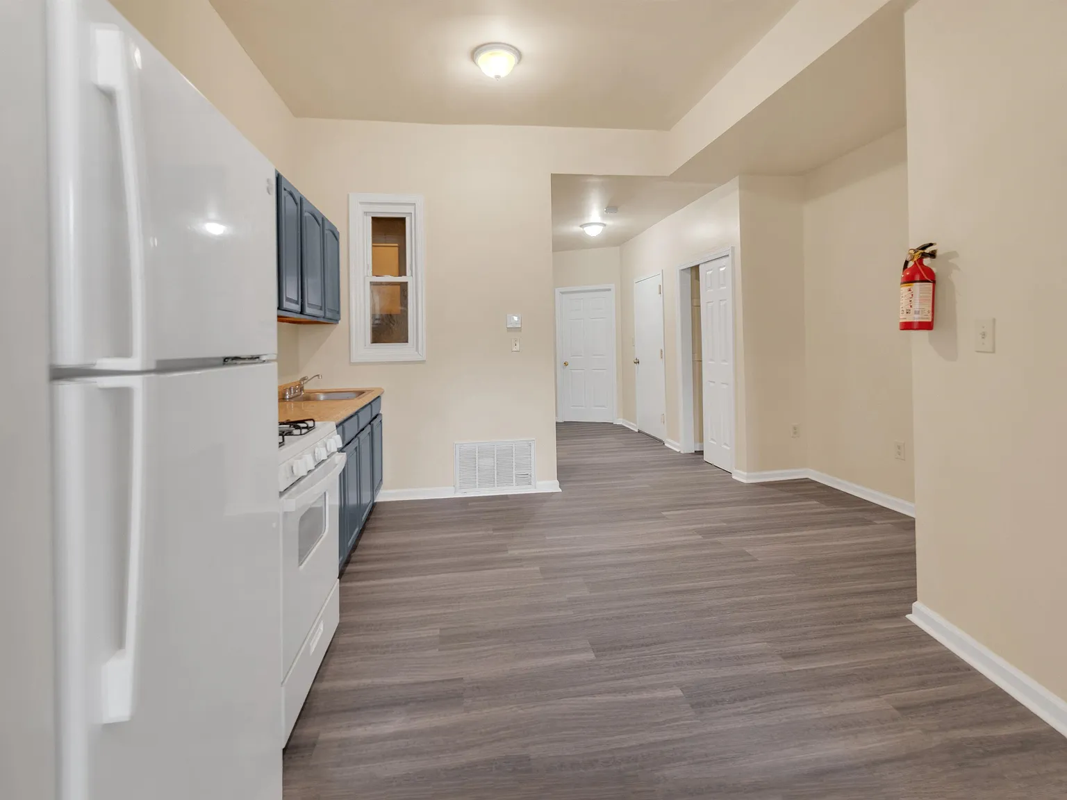 2 bed, 1.0 bath, $2,200 — Photo 2