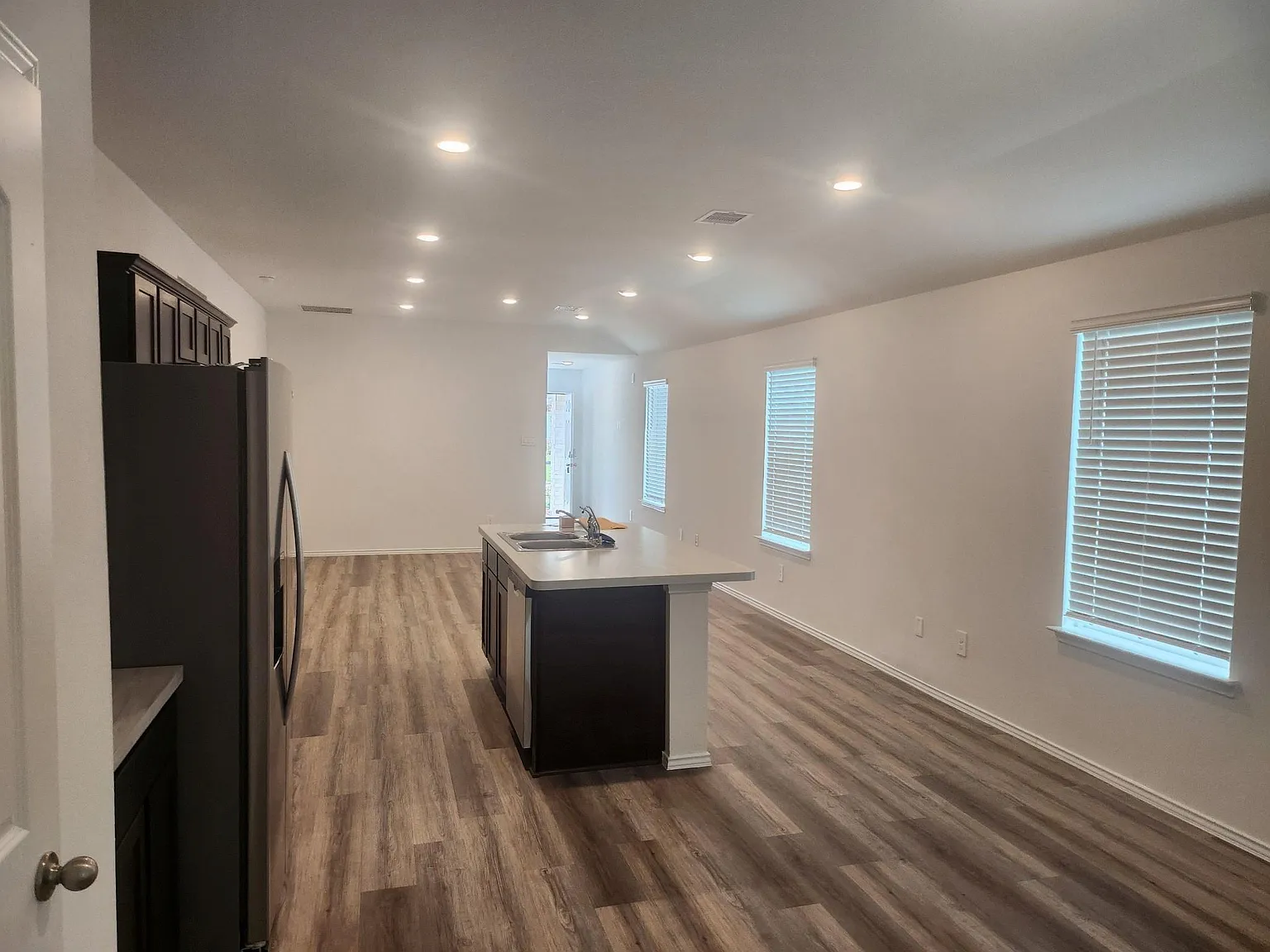 3 bed, 2.0 bath, 1471 sqft, $2,300 — Photo 4