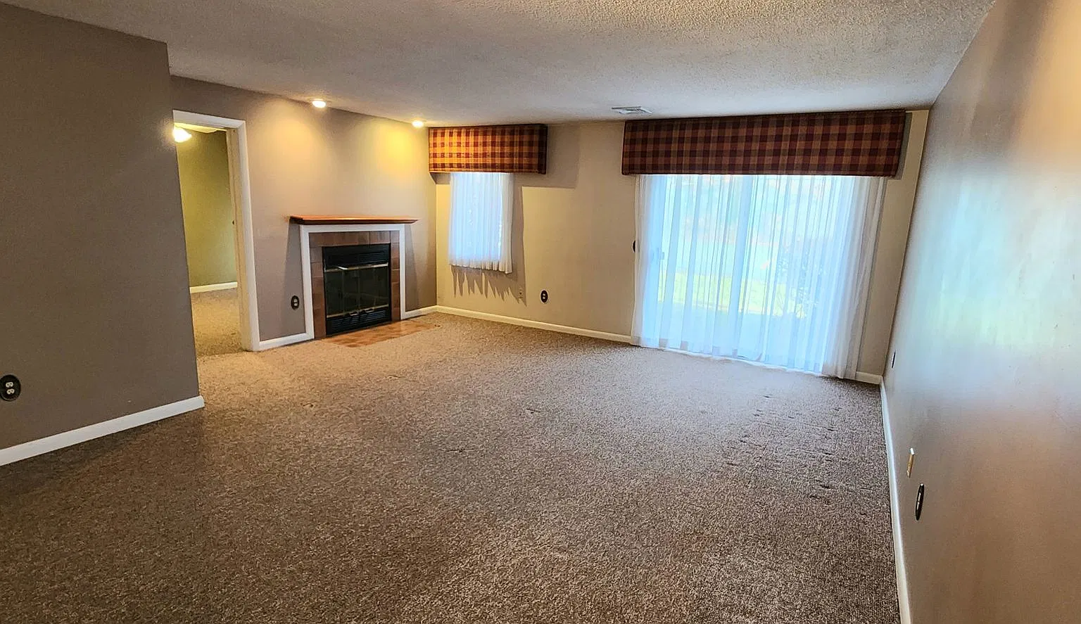 2 Bed, 2.5 Bath, Townhouse in Rolling Oaks — Photo 4
