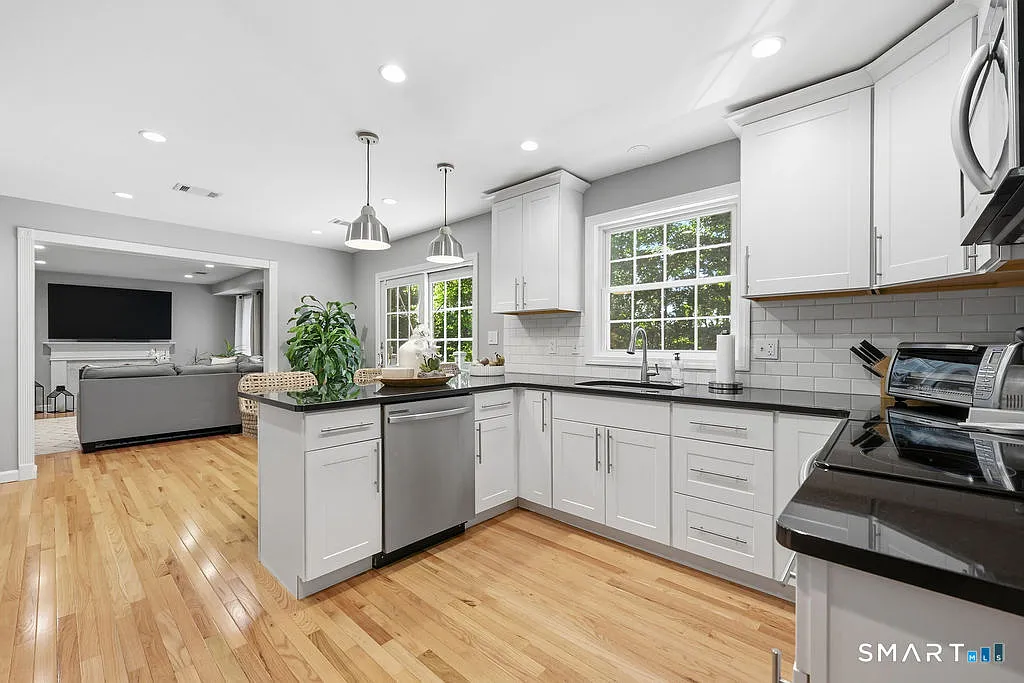 3 bed, 2.5 bath, 2516 sqft, $3,500 — Photo 2