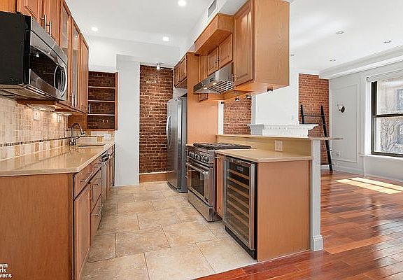 4th image of 213 W 85th St APT 4
