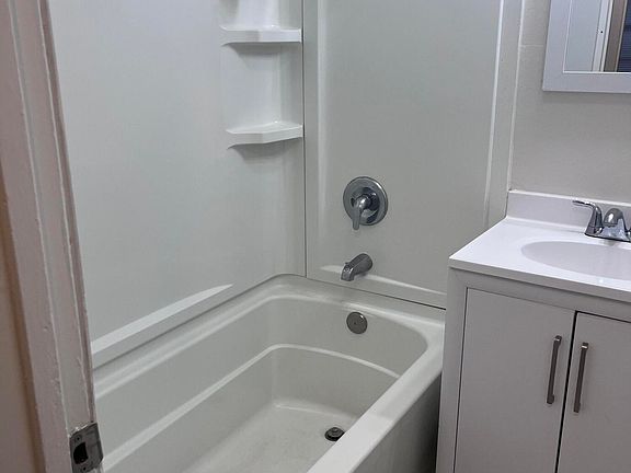 5th image of 209 Lawler Ave APT B
