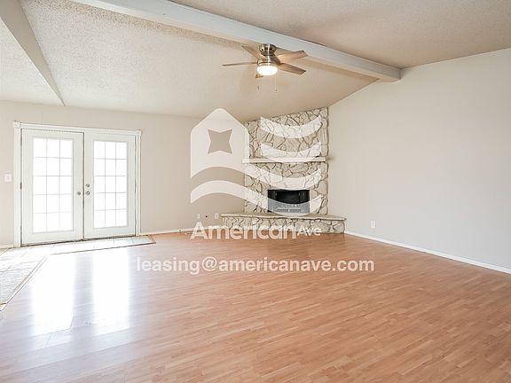 1582898_002_living_room_14212340.jpg